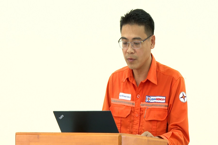 Ông Nguyễn Anh Tuấn, Trưởng Phòng Kỹ thuật và An toàn trình bày báo cáo sơ kết công tác an toàn. Ông Nguyễn Anh Tuấn, Trưởng Phòng Kỹ thuật và An toàn trình bày báo cáo sơ kết công tác an toàn.