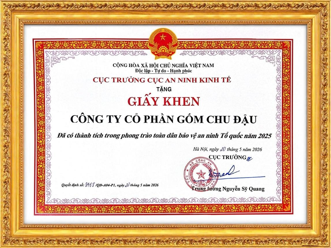 Cục An ninh Kinh tế - Bộ C&ocirc;ng an trao tặng Giấy khen cho C&ocirc;ng ty CP Gốm Chu Đậu đ&atilde; c&oacute; th&agrave;nh t&iacute;ch trong phong tr&agrave;o to&agrave;n d&acirc;n bảo vệ an ninh Tổ quốc năm 2025