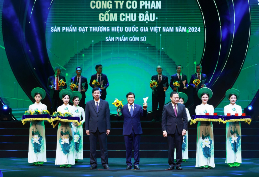 M&ocirc;i trường sản xuất an to&agrave;n, ổn định g&oacute;p phần gi&uacute;p Gốm Chu Đậu nhiều năm li&ecirc;n tiếp đạt danh hiệu Thương hiệu Quốc gia