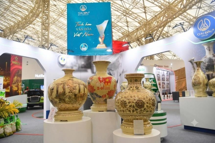 Gốm Chu Đậu tại triển l&atilde;m "80 năm H&agrave;nh tr&igrave;nh Độc lập - Tự do - Hạnh ph&uacute;c"