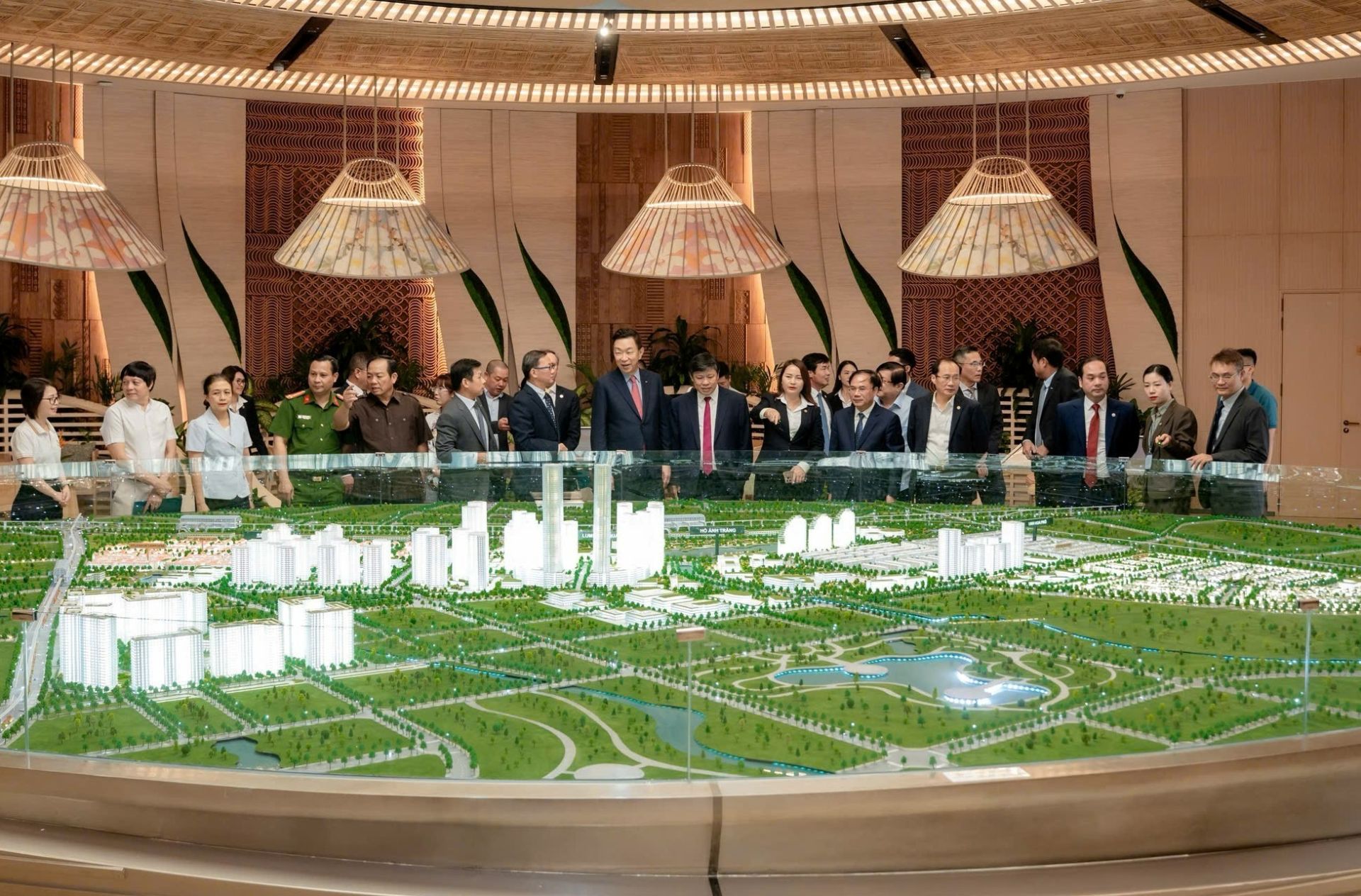 Lãnh đạo Phú Long và Keppel tham quan sa bàn Khu đô thị Mailand Hanoi City – nơi phát triển phân khu Estiva và dự án Estiva Charm. Lãnh đạo Phú Long và Keppel tham quan sa bàn Khu đô thị Mailand Hanoi City – nơi phát triển phân khu Estiva và dự án Estiva Charm.