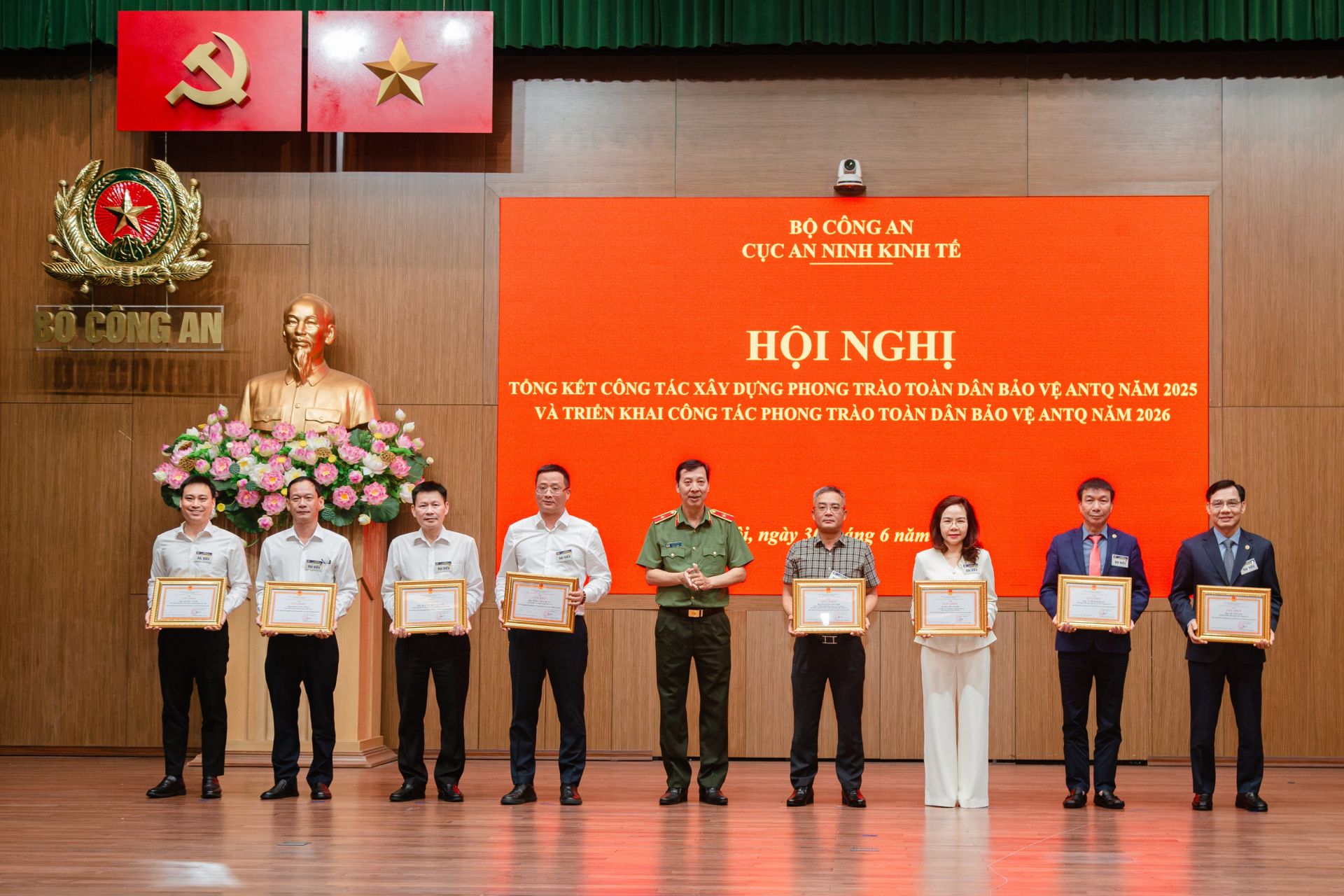 Bộ Công an tặng Bằng khen cho các cá nhân vì đã có thành tích xuất sắc trong phong trào “Toàn dân bảo vệ an ninh Tổ quốc” năm 2025 Bộ Công an tặng Bằng khen cho các cá nhân vì đã có thành tích xuất sắc trong phong trào “Toàn dân bảo vệ an ninh Tổ quốc” năm 2025