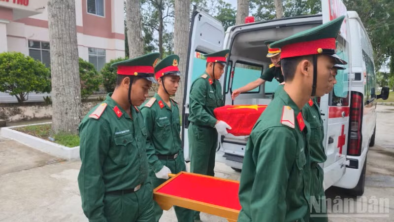Vận chuyển mẫu lên xe chuyên dụng Vận chuyển mẫu lên xe chuyên dụng