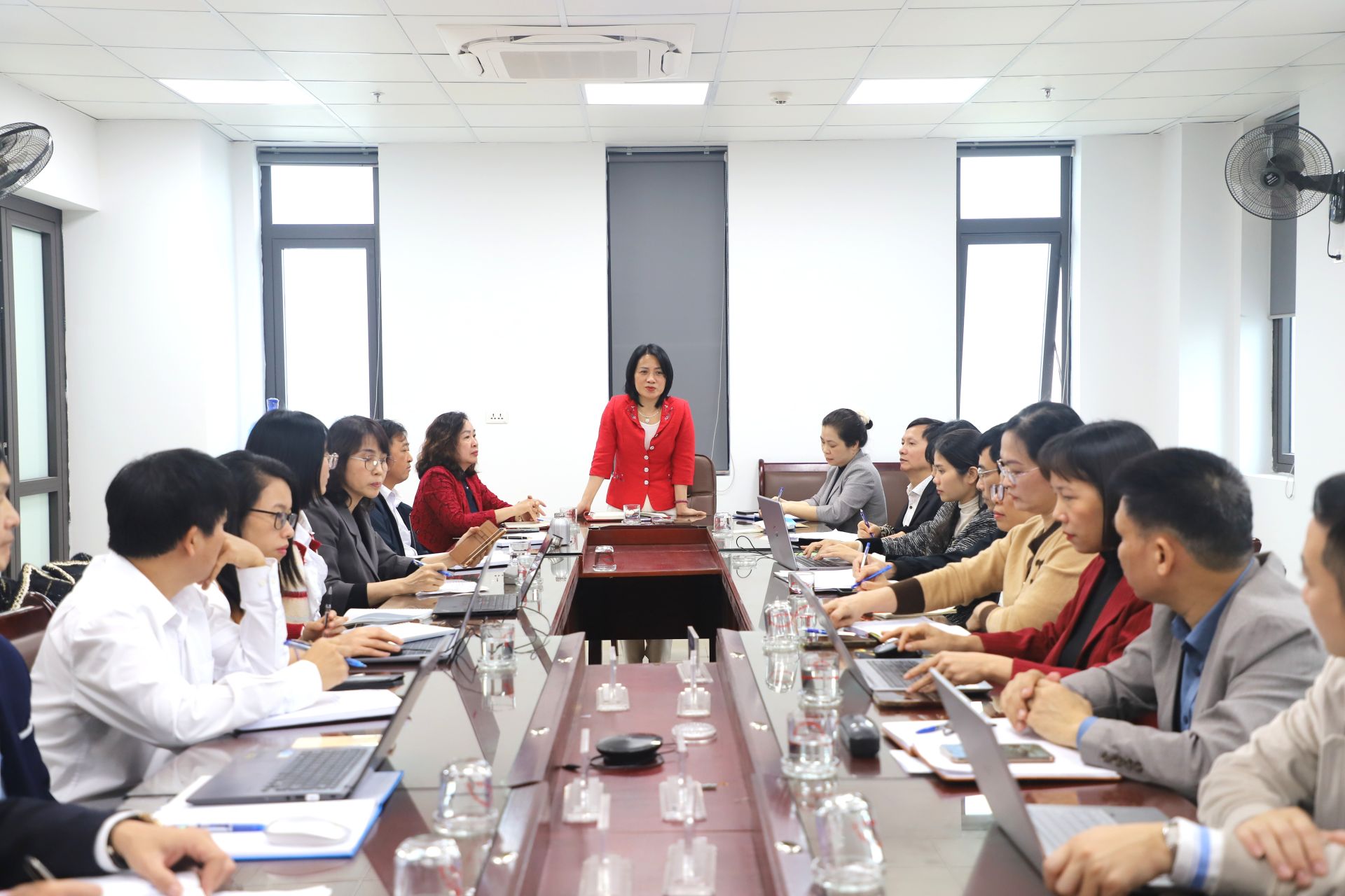 Tiến sĩ, bác sĩ Ngô Thị Xuân-Giám đốc trung tâm Kiểm soát bệnh tật tỉnh Bắc Ninh chủ trì cuộc họp. Tiến sĩ, bác sĩ Ngô Thị Xuân-Giám đốc trung tâm Kiểm soát bệnh tật tỉnh Bắc Ninh chủ trì cuộc họp.