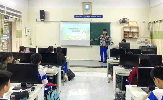 Một tiết học vi t&iacute;nh của Trường THCS Nguyễn Lương Bằng.