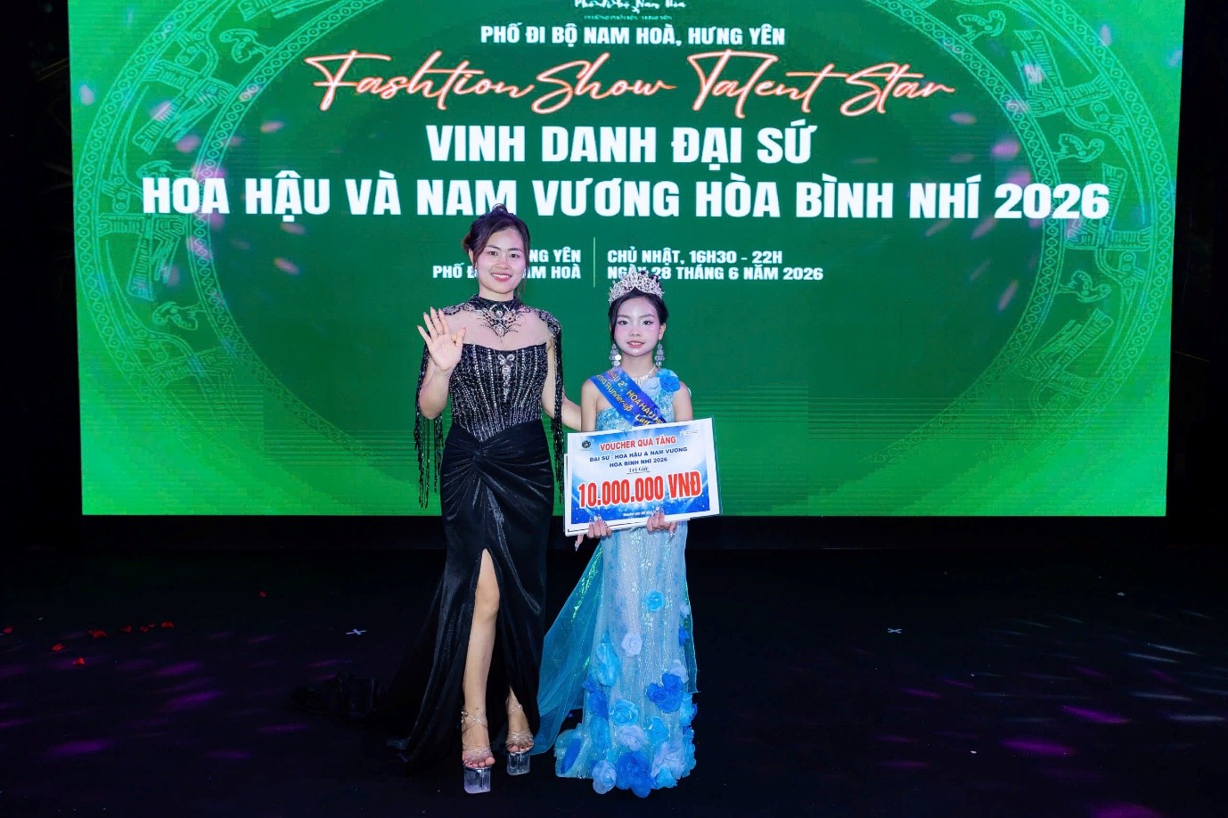 Á hậu 2 nhí Trần Khánh Linh chụp cùng Trưởng ban tổ chức cuộc thi Đinh Thị Thu Á hậu 2 nhí Trần Khánh Linh chụp cùng Trưởng ban tổ chức cuộc thi Đinh Thị Thu