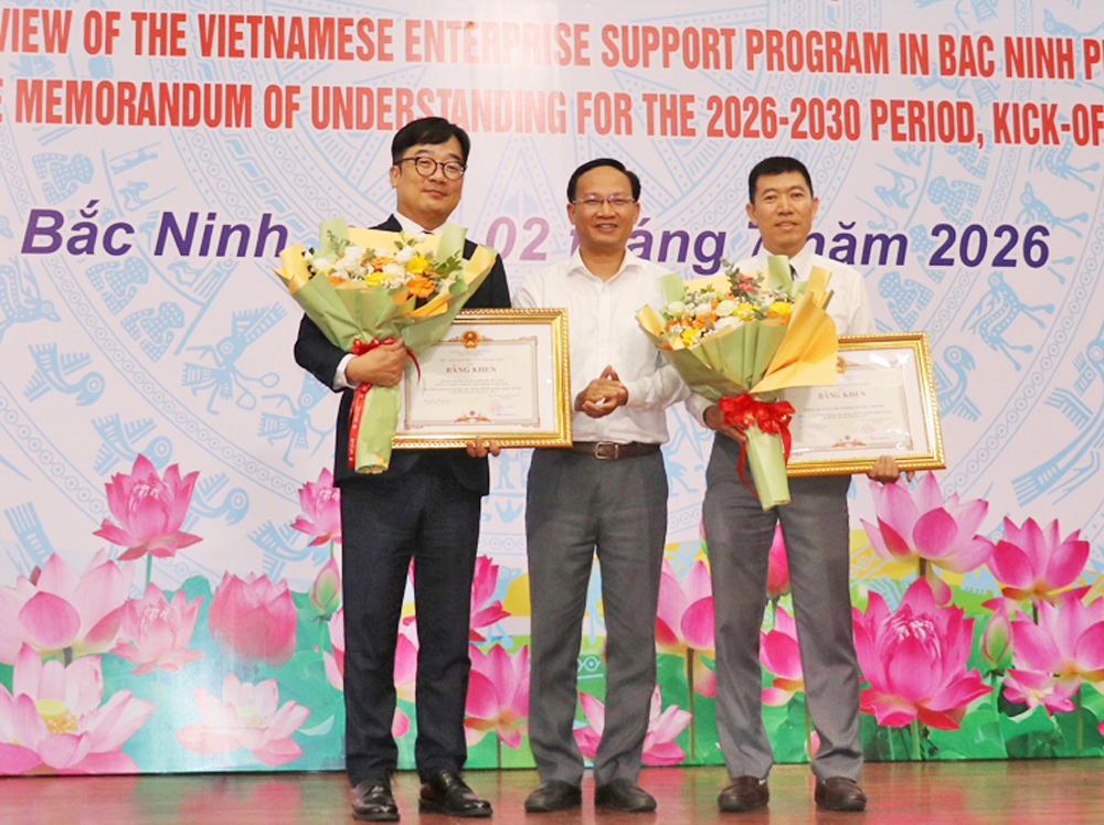 Phó Chủ tịch UBND tỉnh Phạm Văn Thịnh trao Bằng khen cho các tập thể. Phó Chủ tịch UBND tỉnh Phạm Văn Thịnh trao Bằng khen cho các tập thể.