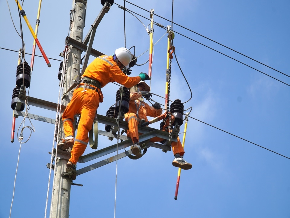 Nhân viên Điện lực Lạng Giang, Công ty điện lực Bắc Ninh thay sứ, căng dây, lấy lại độ võng đường dây 35kV Nhân viên Điện lực Lạng Giang, Công ty điện lực Bắc Ninh thay sứ, căng dây, lấy lại độ võng đường dây 35kV