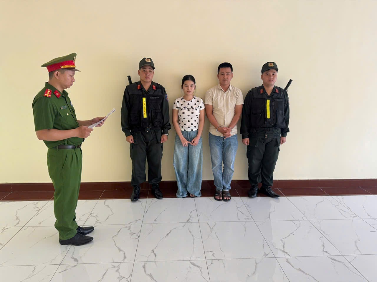 Lực lượng chức năng tống đạt quyết định tố tụng đối với các bị can Lực lượng chức năng tống đạt quyết định tố tụng đối với các bị can