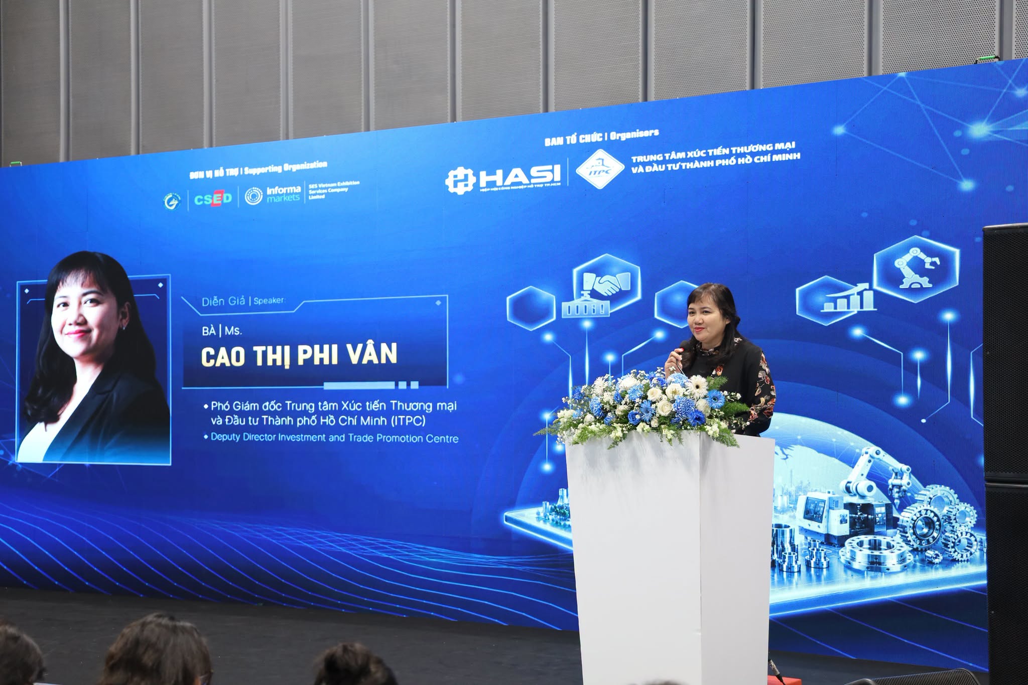 Bà Cao Thị Phi Vân, Phó Giám đốc Trung tâm Xúc tiến Thương mại và Đầu tư Thành phố Hồ Chí Minh phát biểu tại sự kiện. Bà Cao Thị Phi Vân, Phó Giám đốc Trung tâm Xúc tiến Thương mại và Đầu tư Thành phố Hồ Chí Minh phát biểu tại sự kiện.