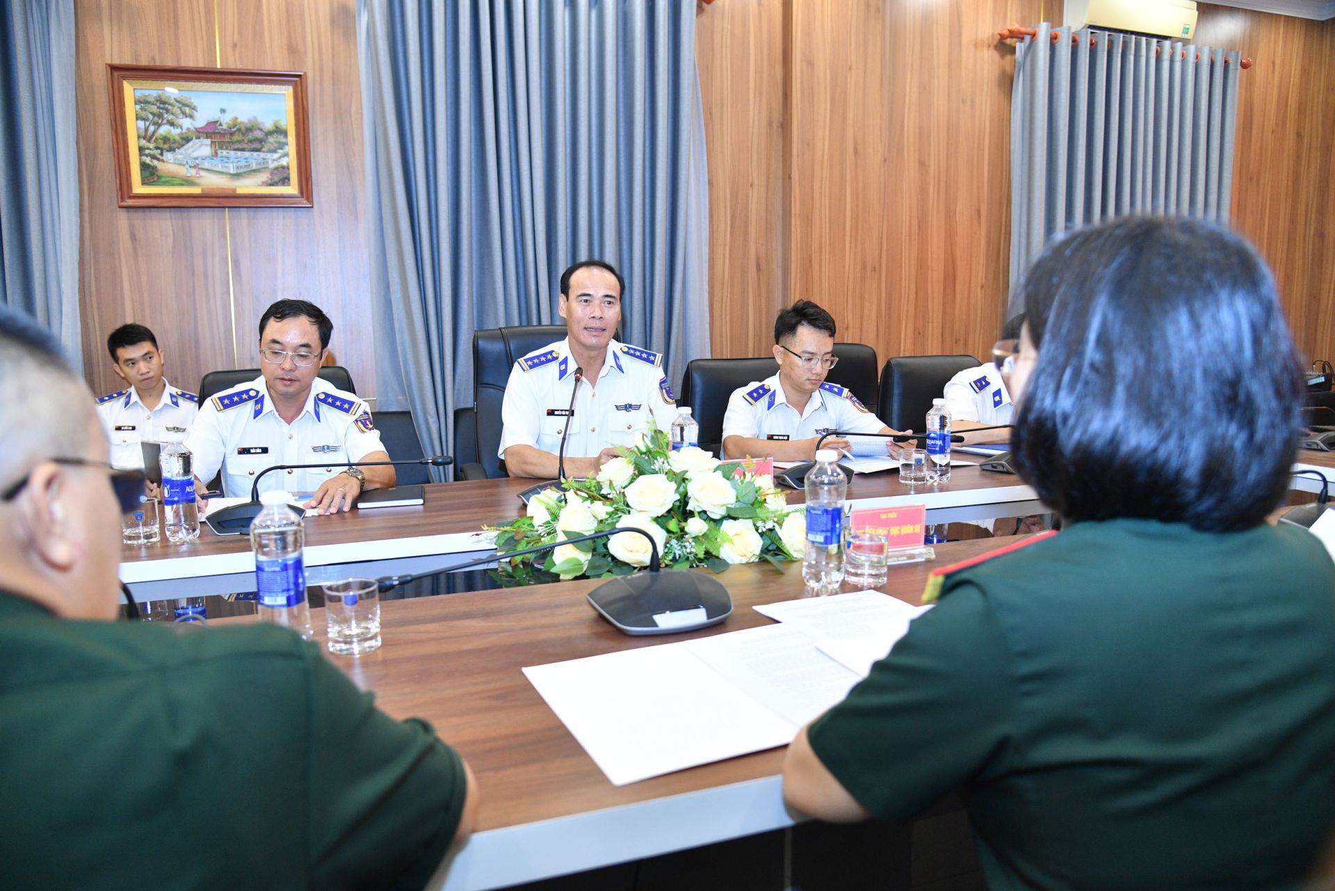 Đại t&aacute; Nguyễn Văn Tranh - Ph&oacute; Tư lệnh Ph&aacute;p luật, Bộ Tư lệnh V&ugrave;ng Cảnh s&aacute;t biển 4 ph&aacute;t biểu tại Hội nghị.
