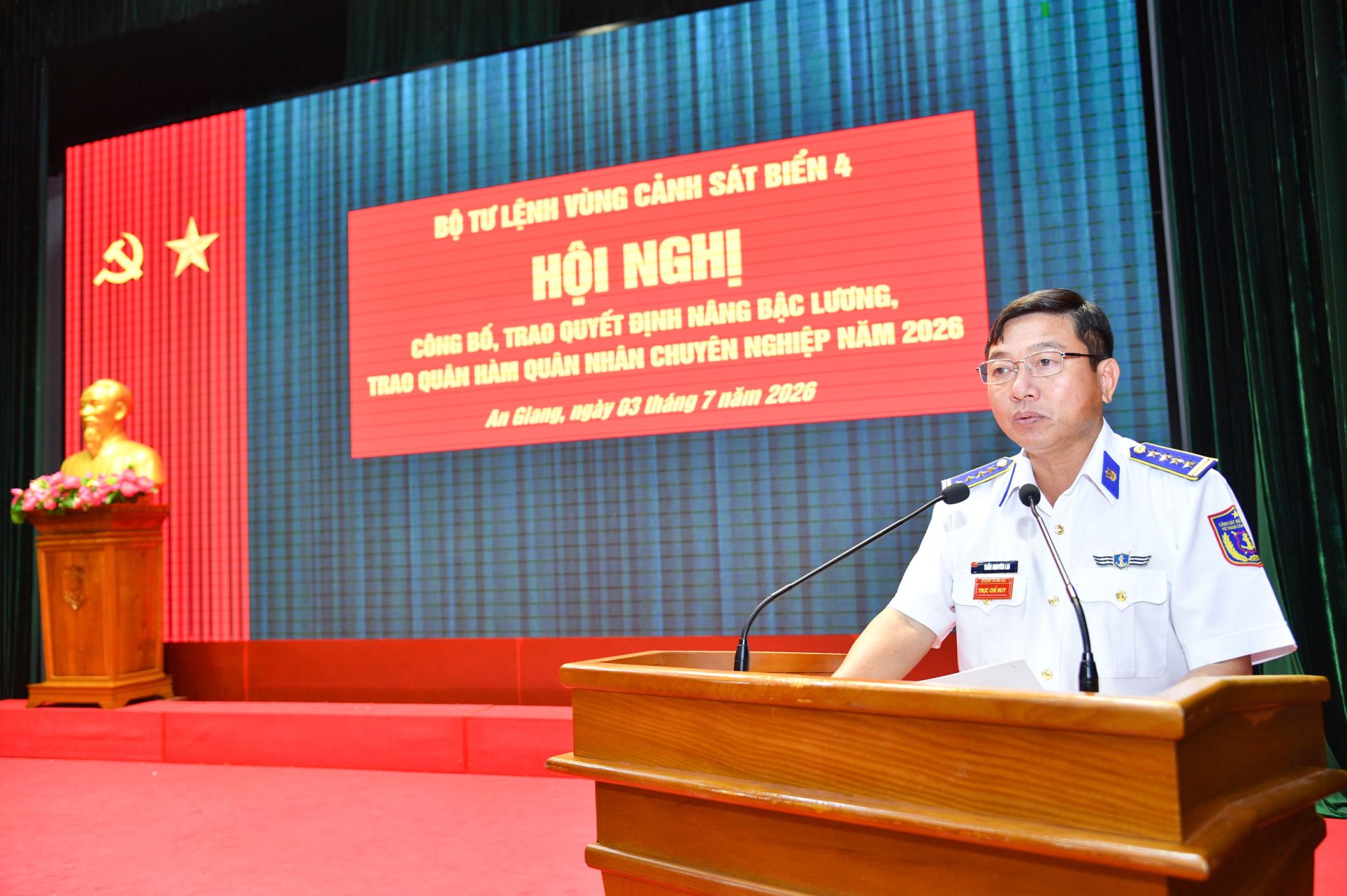 Đại tá Trần Nguyên Lai - Phó Tư lệnh, Tham mưu trưởng Bộ Tư lệnh Vùng Cảnh sát biển 4 phát biểu tại Hội nghị. Đại tá Trần Nguyên Lai - Phó Tư lệnh, Tham mưu trưởng Bộ Tư lệnh Vùng Cảnh sát biển 4 phát biểu tại Hội nghị.
