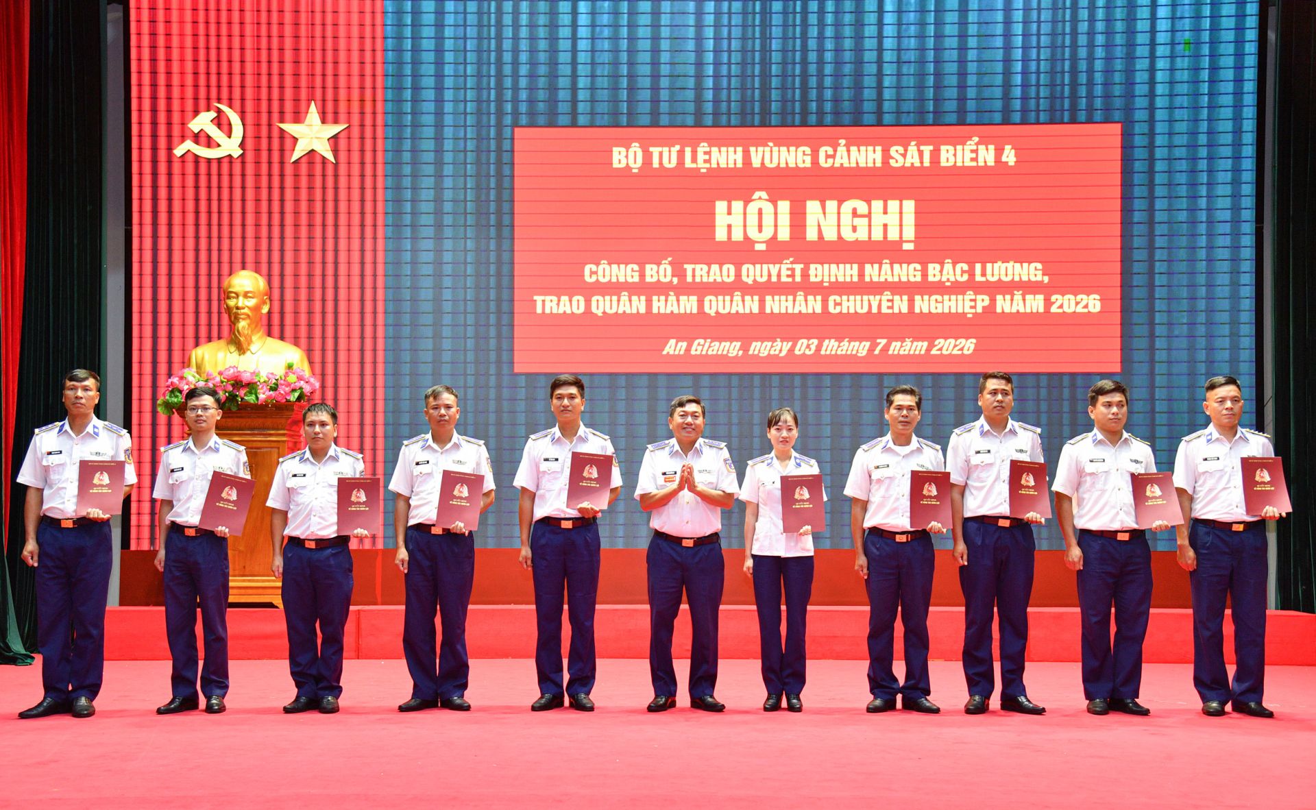 Đại tá Trần Nguyên Lai - Phó Tư lệnh, Tham mưu trưởng Bộ Tư lệnh Vùng Cảnh sát biển 4 trao quyết định thăng quân hàm cho các đồng chí QNCN cấp Thiếu tá, Trung tá. Đại tá Trần Nguyên Lai - Phó Tư lệnh, Tham mưu trưởng Bộ Tư lệnh Vùng Cảnh sát biển 4 trao quyết định thăng quân hàm cho các đồng chí QNCN cấp Thiếu tá, Trung tá.