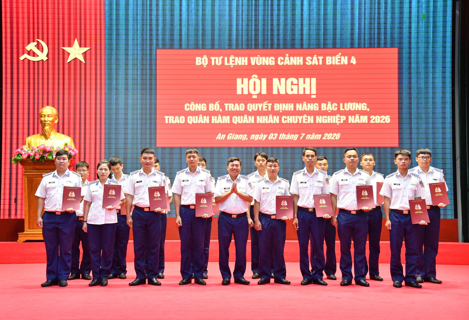Đại tá Trần Nguyên Lai - Phó Tư lệnh, Tham mưu trưởng Bộ Tư lệnh Vùng Cảnh sát biển 4 trao quyết định thăng quân hàm cho các đồng chí QNCN cấp úy. Đại tá Trần Nguyên Lai - Phó Tư lệnh, Tham mưu trưởng Bộ Tư lệnh Vùng Cảnh sát biển 4 trao quyết định thăng quân hàm cho các đồng chí QNCN cấp úy.