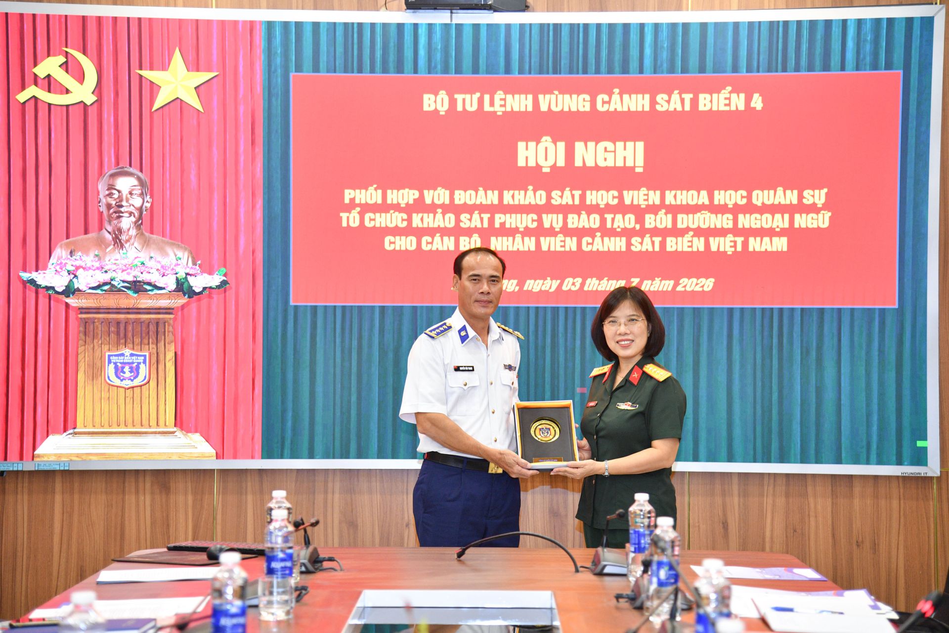 Bộ Tư lệnh V&ugrave;ng Cảnh s&aacute;t biển 4 tặng qu&agrave; lưu niệm cho Học viện Khoa học Qu&acirc;n sự