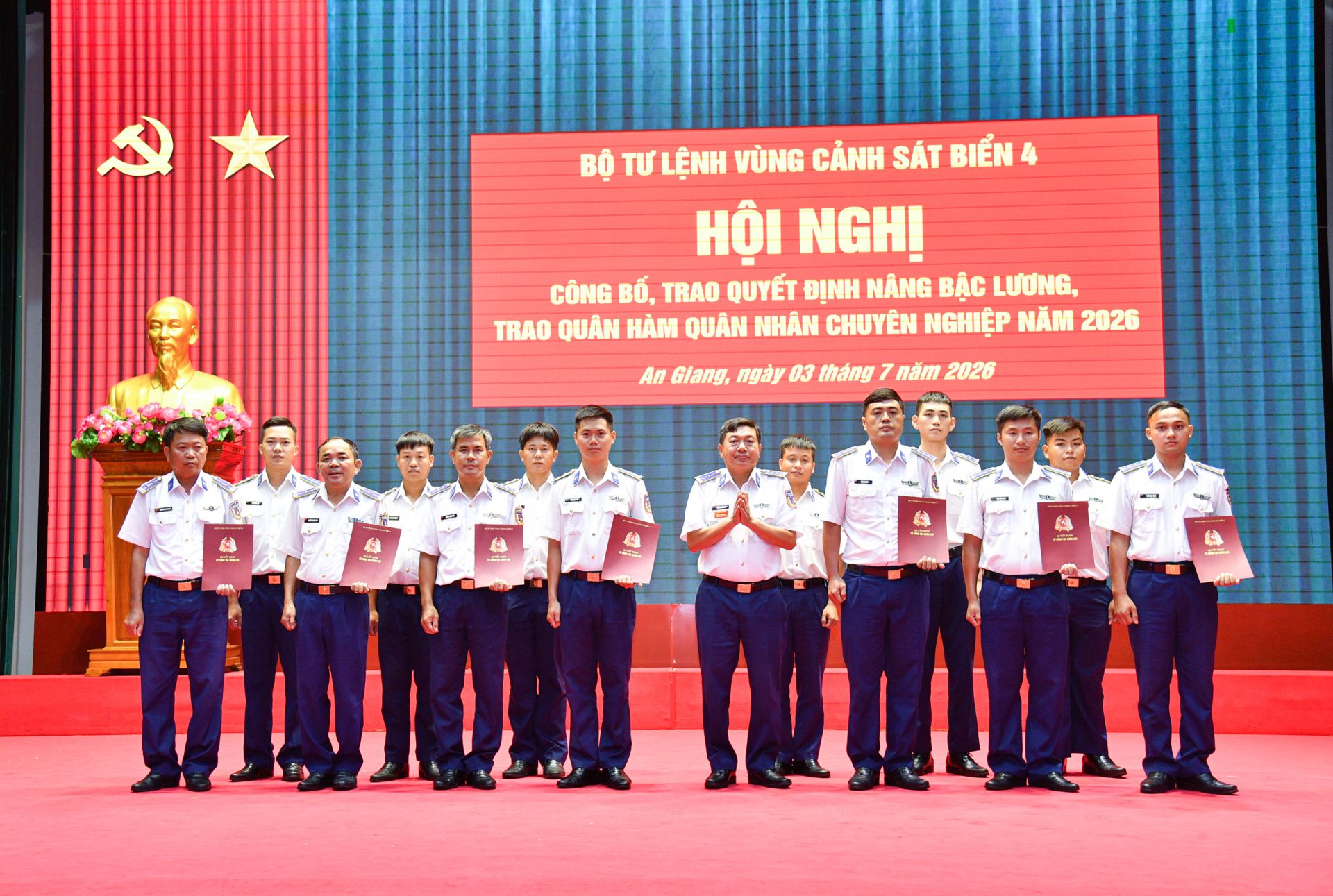 Đại tá Trần Nguyên Lai - Phó Tư lệnh, Tham mưu trưởng Bộ Tư lệnh Vùng Cảnh sát biển 4 trao quyết định nâng lương cho các đồng chí QNCN cấp úy, cấp tá. Đại tá Trần Nguyên Lai - Phó Tư lệnh, Tham mưu trưởng Bộ Tư lệnh Vùng Cảnh sát biển 4 trao quyết định nâng lương cho các đồng chí QNCN cấp úy, cấp tá.