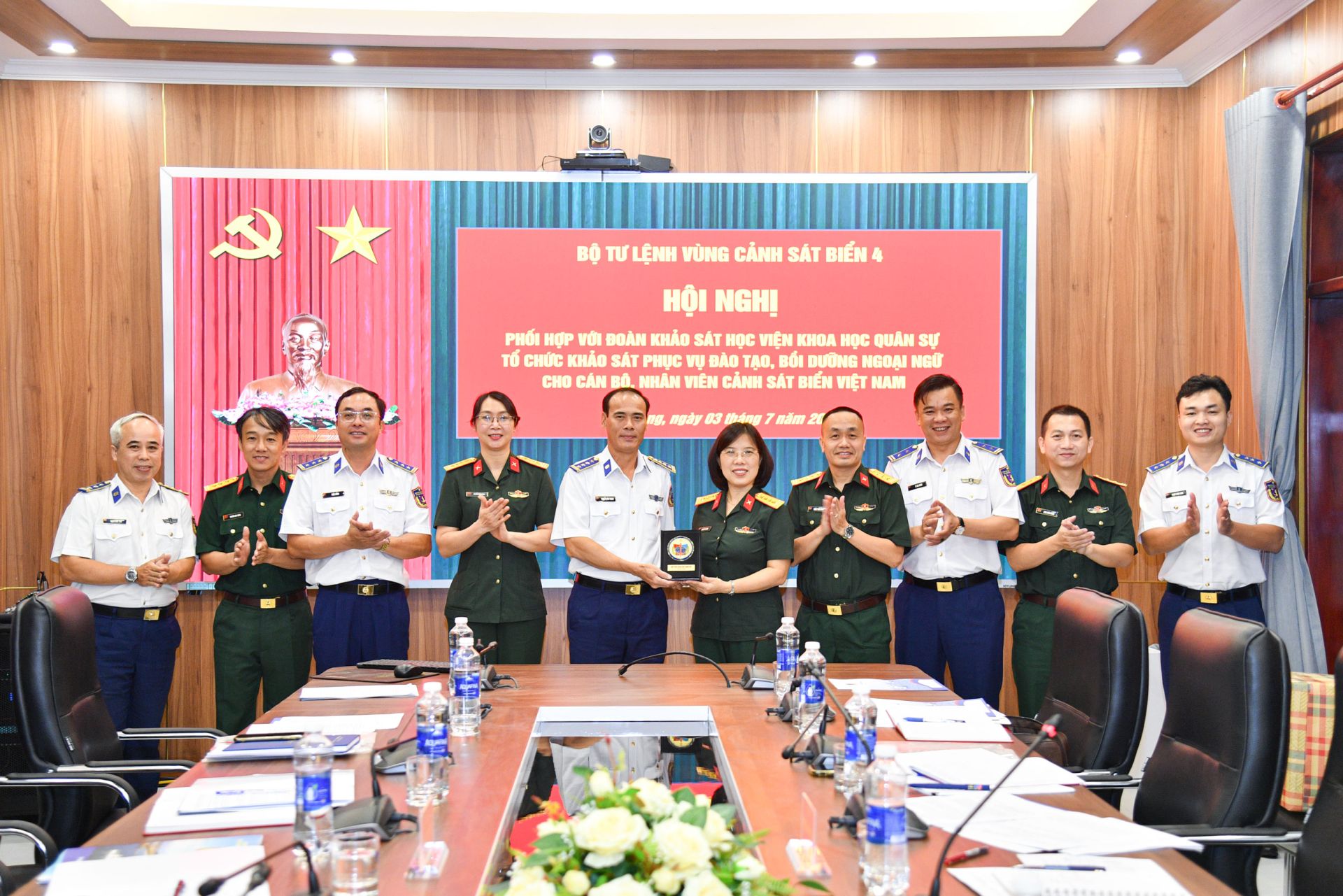 Học viện Khoa học Qu&acirc;n sự tặng qu&agrave; lưu niệm cho Bộ Tư lệnh V&ugrave;ng Cảnh s&aacute;t biển 4