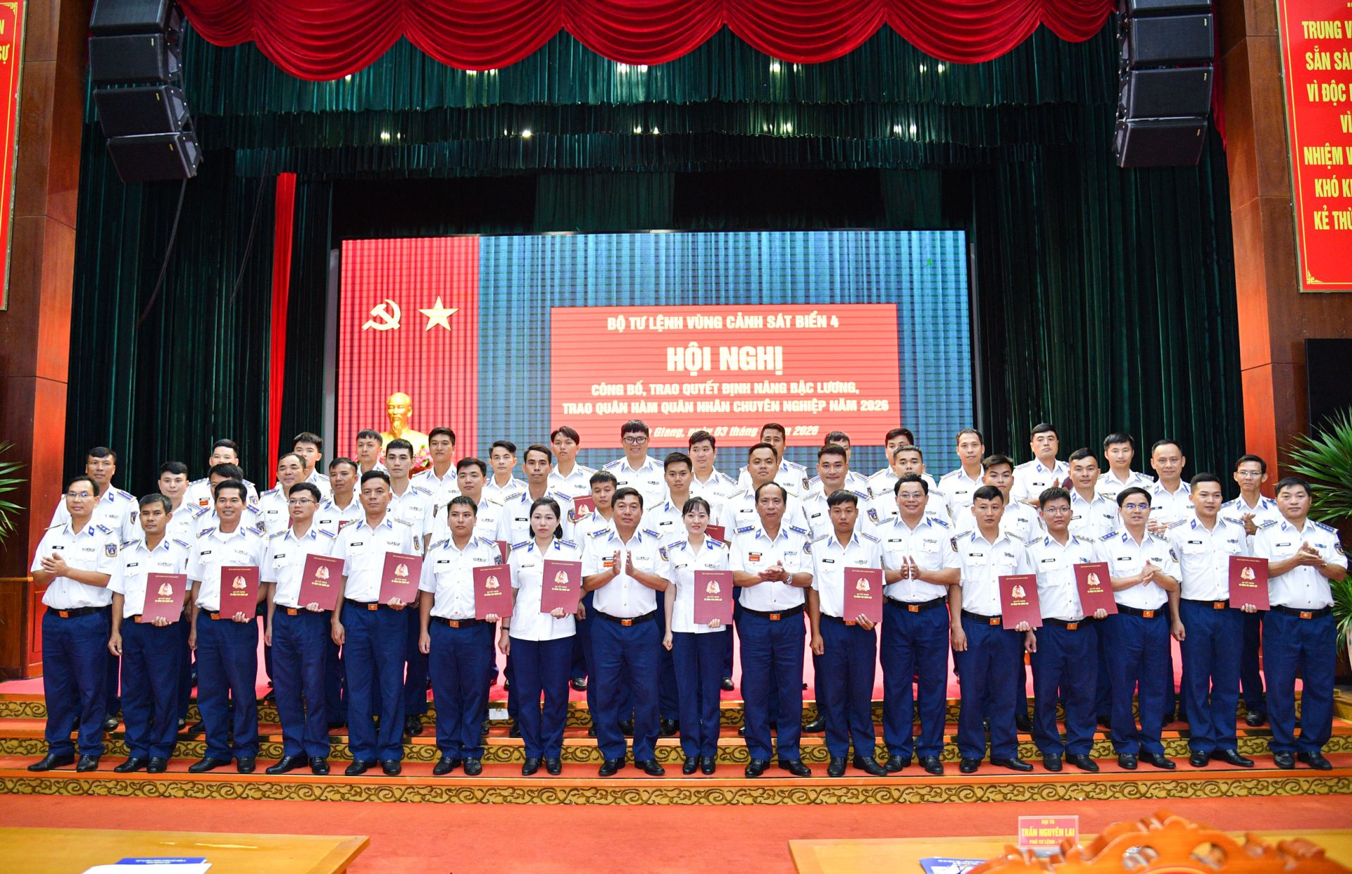 Vùng Cảnh sát biển 4 trao quyết định nâng bậc lương, thăng quân hàm năm 2026