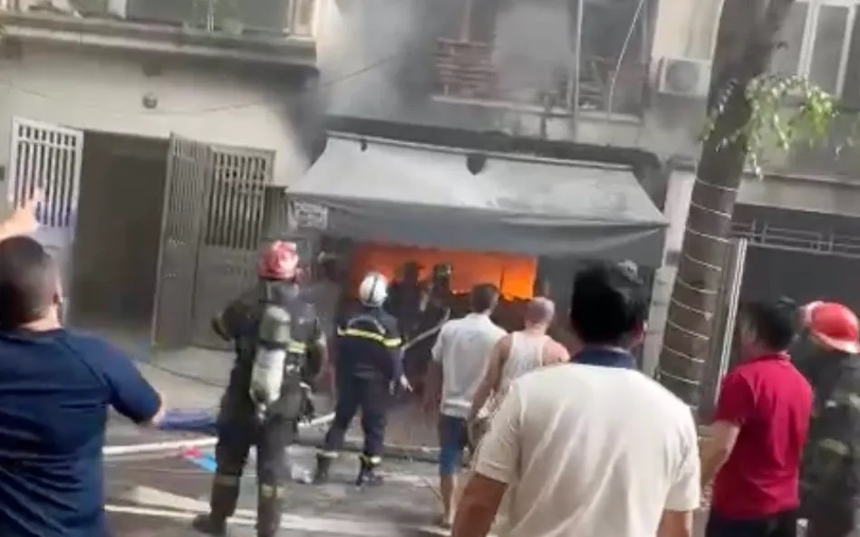 Hà Nội: Cháy nhà 4 tầng trong khu đô thị, nghi có người mắc kẹt
