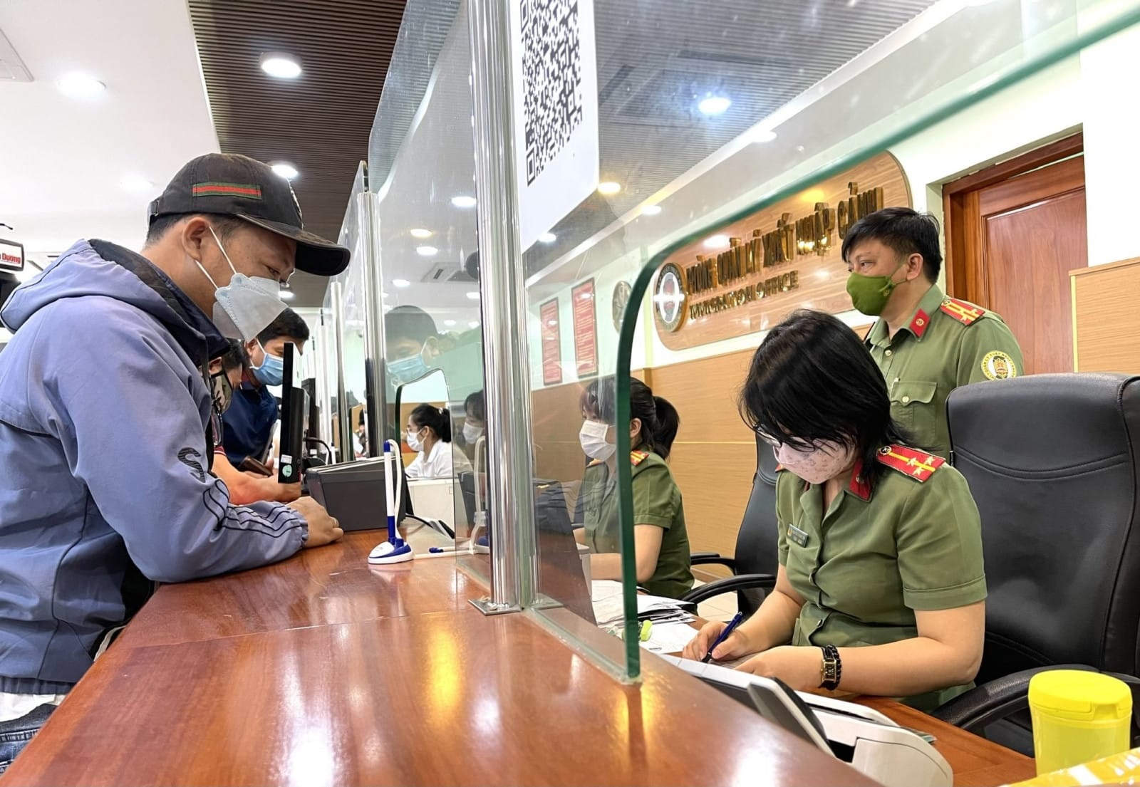 Bị tạm hoãn xuất cảnh nếu bỏ địa chỉ kinh doanh và nợ thuế quá hạn 120 ngày