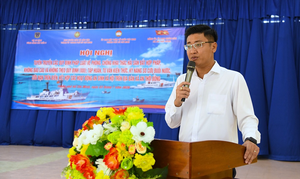 Đồng ch&iacute; Nguyễn Minh Kha, Ph&oacute; Chủ tịch UBND x&atilde; An Thới Đ&ocirc;ng ph&aacute;t biểu tại Hội nghị