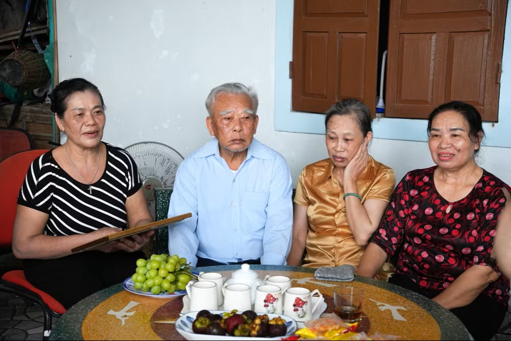 Gia đình hạnh phúc sau 53 năm tìm kiếm Gia đình hạnh phúc sau 53 năm tìm kiếm