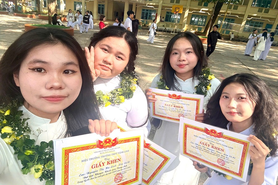 Em Phượng (thứ 2 từ trái qua) với các bạn Trường THPT Tánh Linh Em Phượng (thứ 2 từ trái qua) với các bạn Trường THPT Tánh Linh