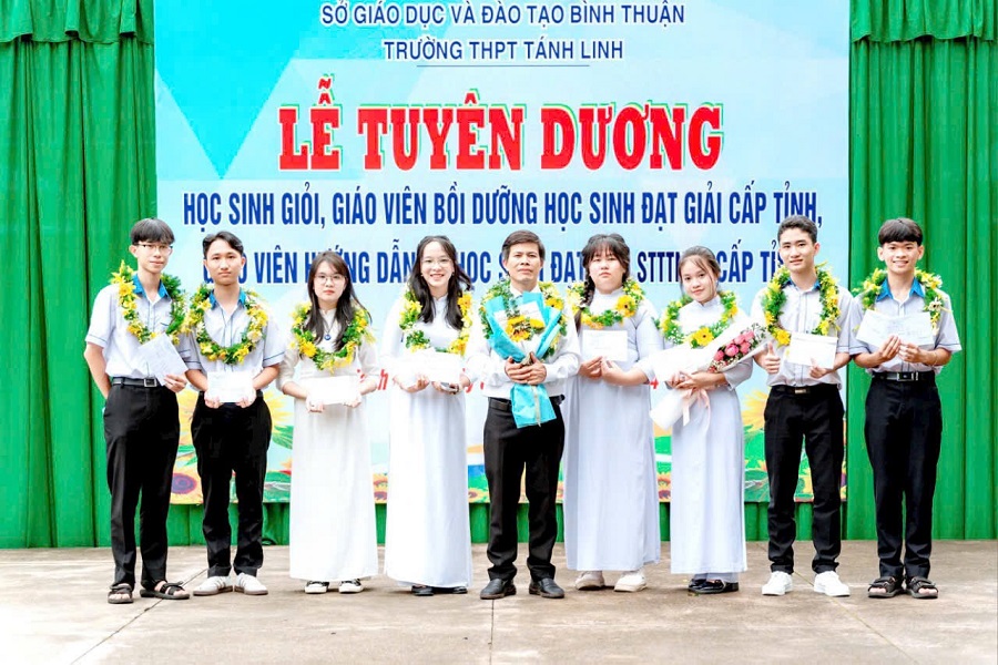 Em Phượng (thứ 4 từ phải qua) được Trường THPT Tánh Linh tuyên dương đạt giải M88 Casino, Nổ Hũ, Bắn Cá giỏi cấp tỉnh Em Phượng (thứ 4 từ phải qua) được Trường THPT Tánh Linh tuyên dương đạt giải M88 Casino, Nổ Hũ, Bắn Cá giỏi cấp tỉnh
