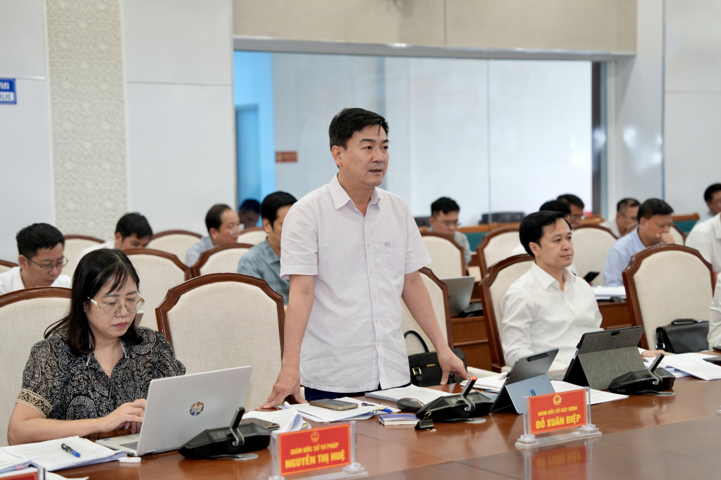 Lãnh đạo Sở Xây dựng phát biểu tại cuộc họp Lãnh đạo Sở Xây dựng phát biểu tại cuộc họp