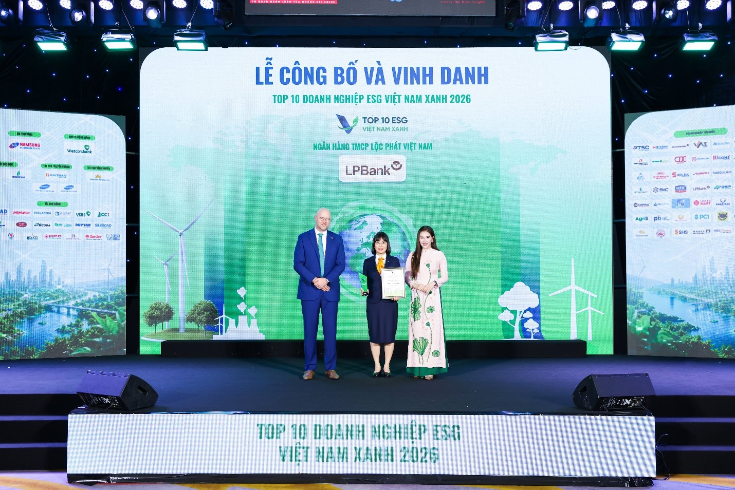 Bà Nguyễn Ánh Vân – Phó Tổng Giám đốc LPBank (ở giữa) đại diện Ngân hàng nhận giải thưởng Top 10 Ngân hàng ESG Việt Nam Xanh 2026 do Viet Research phối hợp cùng Báo Tài chính - Đầu tư tổ chức. Bà Nguyễn Ánh Vân – Phó Tổng Giám đốc LPBank (ở giữa) đại diện Ngân hàng nhận giải thưởng Top 10 Ngân hàng ESG Việt Nam Xanh 2026 do Viet Research phối hợp cùng Báo Tài chính - Đầu tư tổ chức.