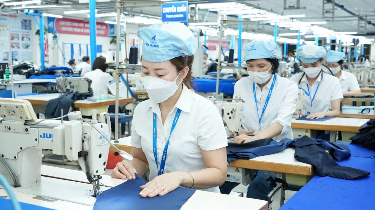 Chiến lược sở hữu “hộ chiếu xanh” đáp ứng tiêu chuẩn kinh tế tuần hoàn quốc tế đã giúp doanh nghiệp duy trì nhịp tăng trưởng doanh thu thuần ổn định từ 12% - 15% trong nửa đầu năm. Ảnh minh hoạ Chiến lược sở hữu “hộ chiếu xanh” đáp ứng tiêu chuẩn kinh tế tuần hoàn quốc tế đã giúp doanh nghiệp duy trì nhịp tăng trưởng doanh thu thuần ổn định từ 12% - 15% trong nửa đầu năm. Ảnh minh hoạ