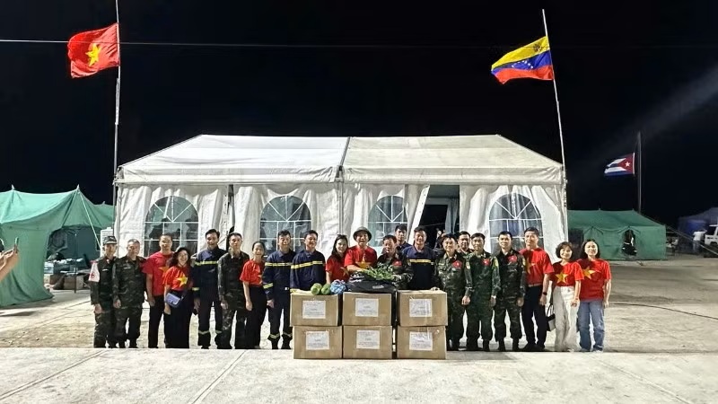 Đại sứ Việt Nam tại Venezuela thăm đoàn cứu hộ, tiếp thêm động lực cho lực lượng nơi tuyến đầu cứu nạn