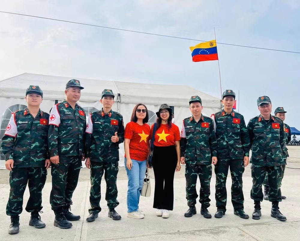Cán bộ Đại sứ quán tích cực phối hợp với các cơ quan chức năng địa phương, bảo đảm hậu cần, phiên dịch và kết nối với phía bạn để tạo điều kiện thuận lợi cho đoàn cứu hộ Việt Nam triển khai nhiệm vụ. (Ảnh: Đại sứ quán Việt Nam tại Venezuela cung cấp) Cán bộ Đại sứ quán tích cực phối hợp với các cơ quan chức năng địa phương, bảo đảm hậu cần, phiên dịch và kết nối với phía bạn để tạo điều kiện thuận lợi cho đoàn cứu hộ Việt Nam triển khai nhiệm vụ. (Ảnh: Đại sứ quán Việt Nam tại Venezuela cung cấp)