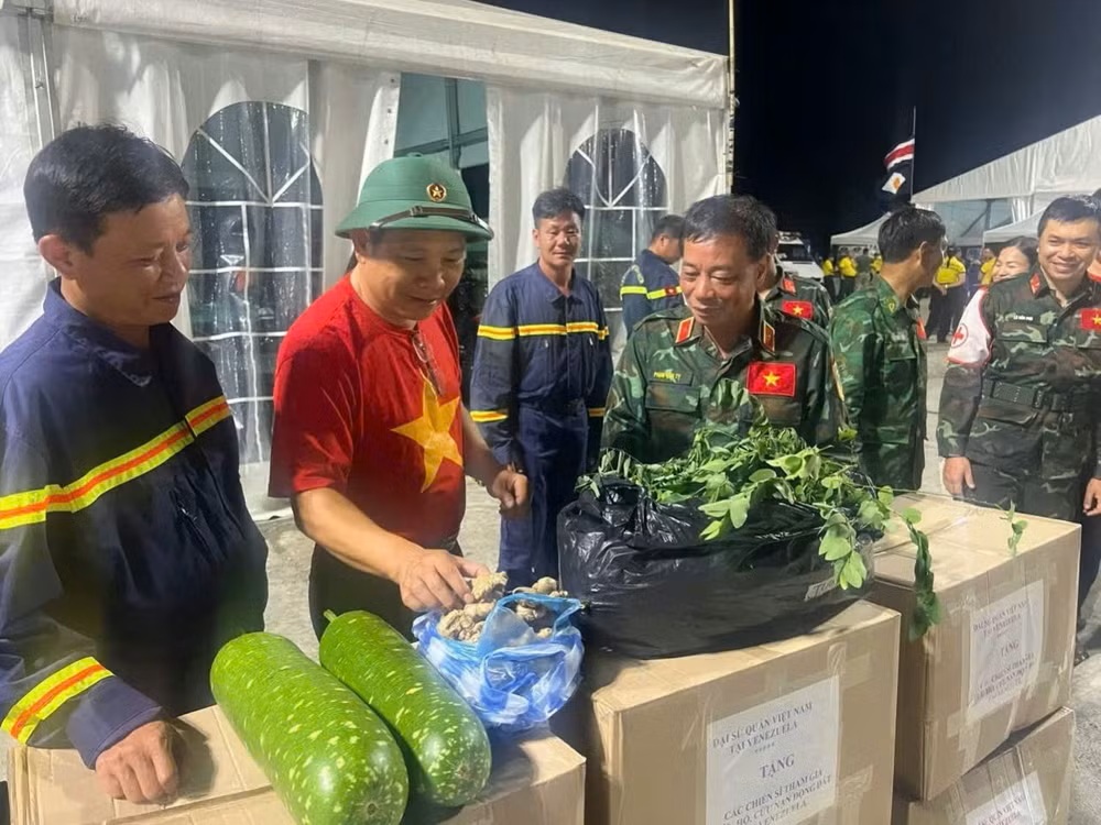 Đại sứ Vũ Trung Mỹ thăm hỏi, động viên cán bộ, chiến sĩ đoàn cứu hộ Việt Nam đang thực hiện nhiệm vụ cứu nạn tại Venezuela, đồng thời ghi nhận tinh thần trách nhiệm và nỗ lực của lực lượng trong điều kiện làm việc khắc nghiệt. (Ảnh: Đại sứ quán Việt Nam tại Venezuela cung cấp) Đại sứ Vũ Trung Mỹ thăm hỏi, động viên cán bộ, chiến sĩ đoàn cứu hộ Việt Nam đang thực hiện nhiệm vụ cứu nạn tại Venezuela, đồng thời ghi nhận tinh thần trách nhiệm và nỗ lực của lực lượng trong điều kiện làm việc khắc nghiệt. (Ảnh: Đại sứ quán Việt Nam tại Venezuela cung cấp)