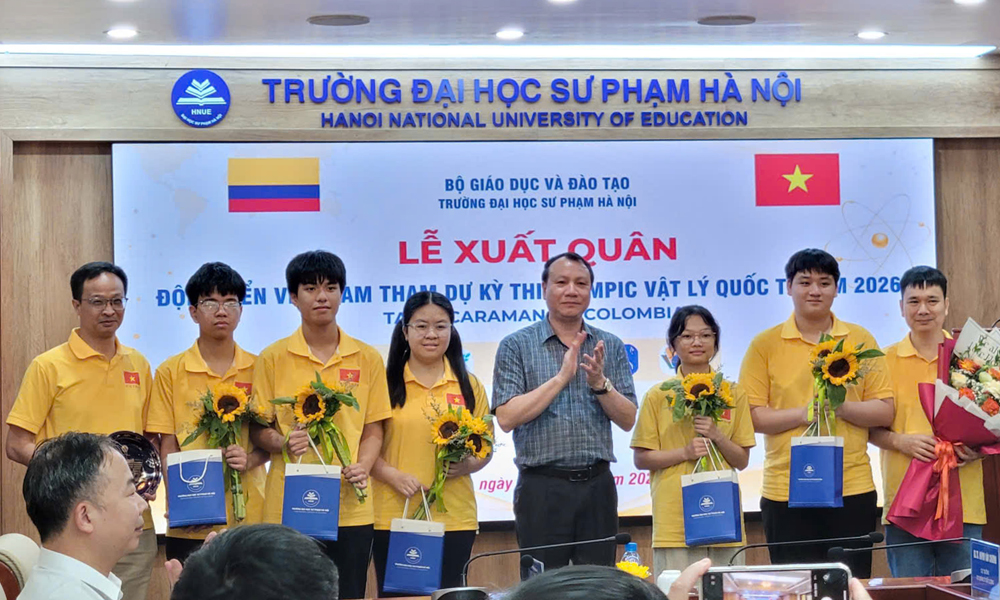 Phó Giáo sư - Tiến sĩ Nguyễn Đức Sơn, Hiệu trưởng Trường Đại học Sư phạm Hà Nội chúc mừng thầy, trò đội tuyển IPhO Việt Nam 2026 (Em Tạ Ngọc Minh đứng thứ 2 từ phải sang). Phó Giáo sư - Tiến sĩ Nguyễn Đức Sơn, Hiệu trưởng Trường Đại học Sư phạm Hà Nội chúc mừng thầy, trò đội tuyển IPhO Việt Nam 2026 (Em Tạ Ngọc Minh đứng thứ 2 từ phải sang).