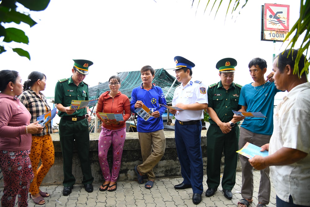 Thượng t&aacute; Dương C&ocirc;ng Ch&iacute;nh - Ph&oacute; Chủ nhiệm ch&iacute;nh trị BTL V&ugrave;ng trực tiếp tuy&ecirc;n truyền cho b&agrave; con ngư d&acirc;n tại b&atilde;i đậu t&agrave;u c&aacute;