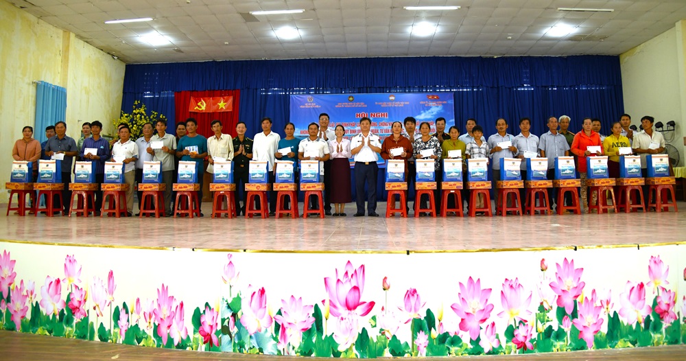 Trao qu&agrave; cho b&agrave; con nh&acirc;n d&acirc;n tr&ecirc;n địa b&agrave;n c&oacute; ho&agrave;n cảnh kh&oacute; khăn