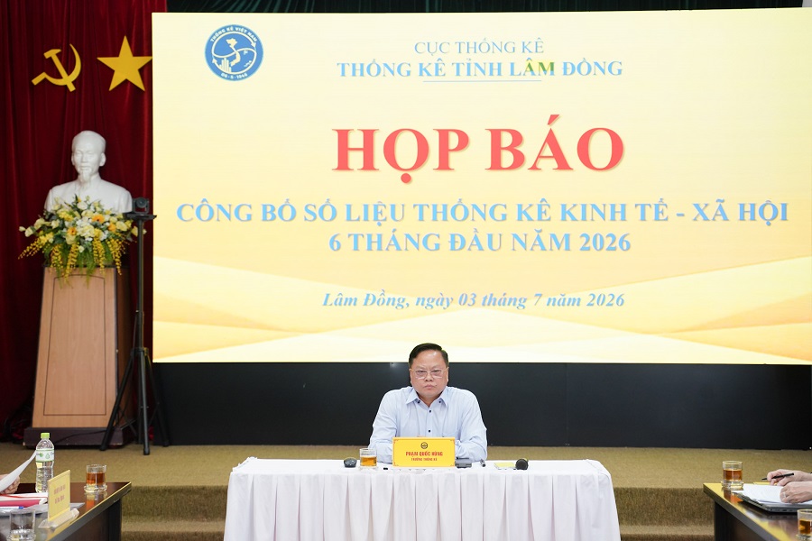 Trưởng Thống kê tỉnh Phạm Quốc Hùng chủ trì buổi họp báo. Ảnh: Hữu Tri Trưởng Thống kê tỉnh Phạm Quốc Hùng chủ trì buổi họp báo. Ảnh: Hữu Tri
