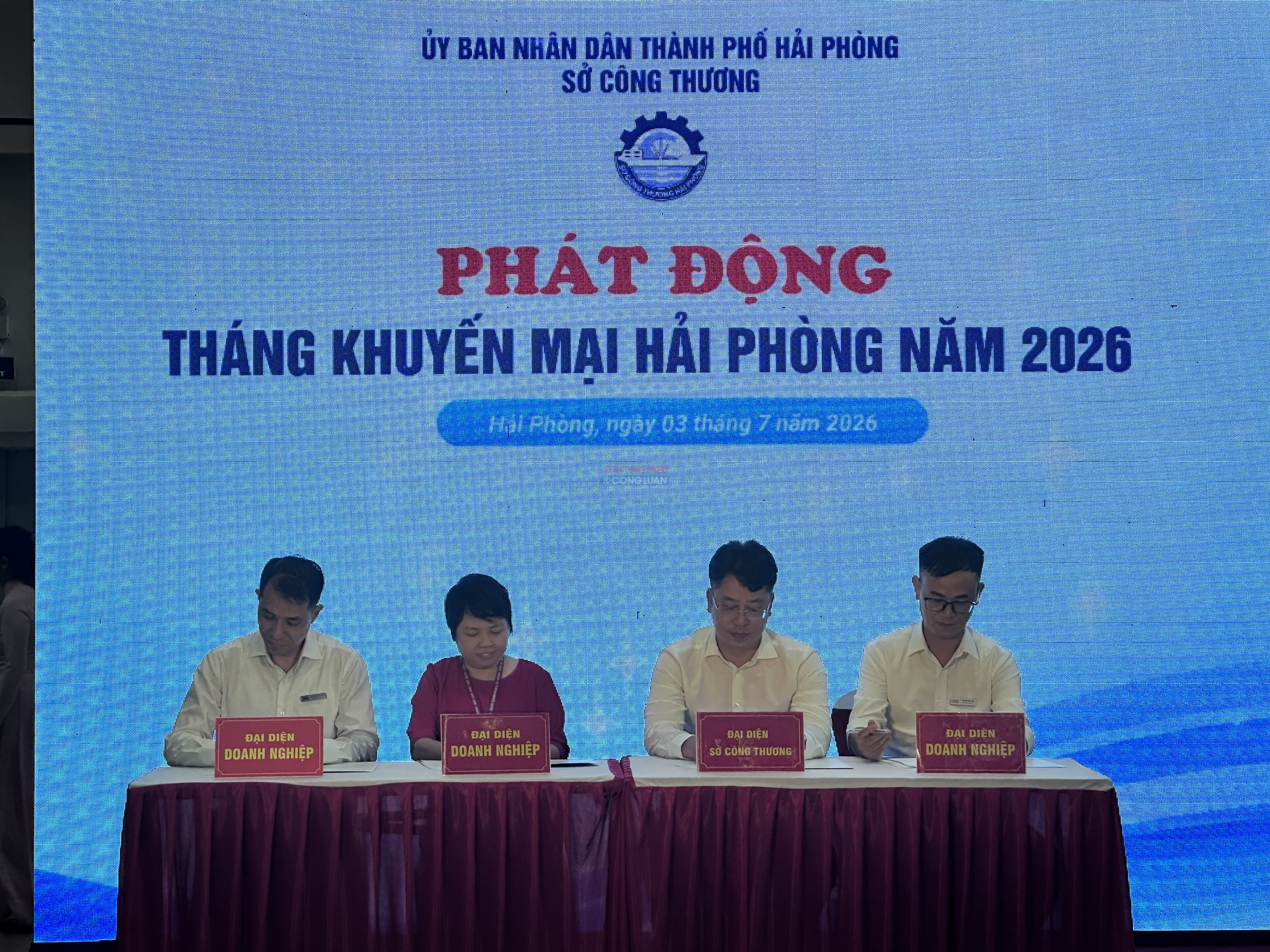 Đại diện các doanh nghiệp cùng thực hiện nghi thức ký cam kết tham gia chương trình, hưởng ứng Đại diện các doanh nghiệp cùng thực hiện nghi thức ký cam kết tham gia chương trình, hưởng ứng