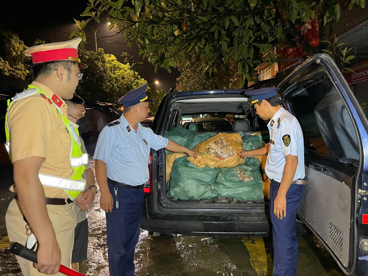 Cao Bằng: Xử phạt hành chính và tiêu hủy 310 kg móng giò lợn không rõ nguồn gốc