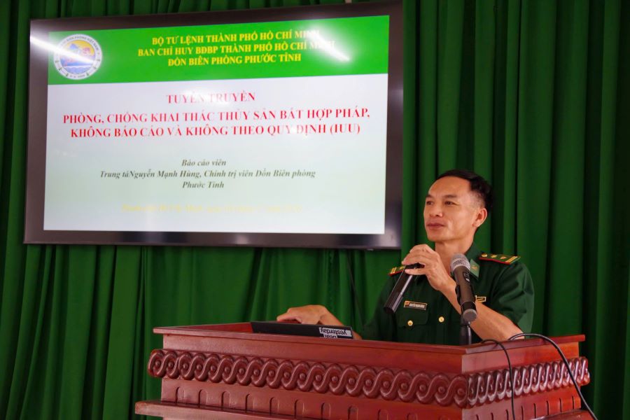 Trung tá Nguyễn Mạnh Hùng, Chính trị viên Đồn Biên phòng Phước Tỉnh, Bộ đội Biên phòng Thành phố Hồ Chí Minh tuyên truyền chống khai thác IUU cho ngư dân trên địa bàn xã Long Hải tham dự hội nghị. Trung tá Nguyễn Mạnh Hùng, Chính trị viên Đồn Biên phòng Phước Tỉnh, Bộ đội Biên phòng Thành phố Hồ Chí Minh tuyên truyền chống khai thác IUU cho ngư dân trên địa bàn xã Long Hải tham dự hội nghị.