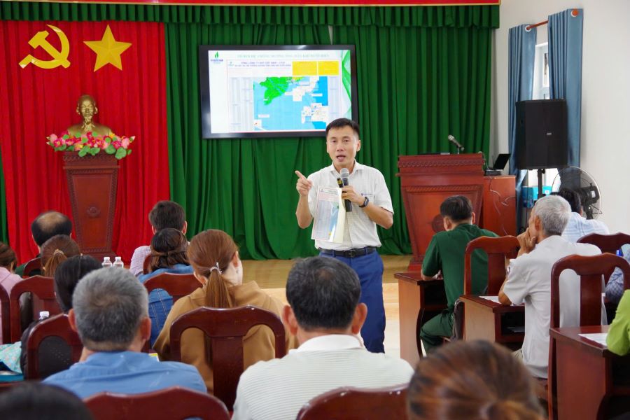 Đại diện Công ty Đường ống khí Nam Côn Sơn truyền thông bảo đảm an ninh, an toàn dầu khí cho ngư dân xã Long Hải, TP.HCM Đại diện Công ty Đường ống khí Nam Côn Sơn truyền thông bảo đảm an ninh, an toàn dầu khí cho ngư dân xã Long Hải, TP.HCM