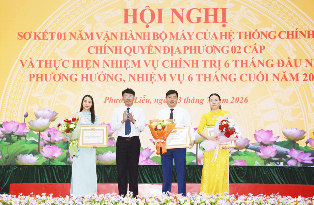 Đồng chí Nguyễn Trung Hiền, Giám đốc Báo và Phát thanh, Truyền hình Bắc Ninh trao tặng Giấy khen của Ban Thường vụ Đảng ủy phường Phương Liễu cho các chi bộ có thành tích. Đồng chí Nguyễn Trung Hiền, Giám đốc Báo và Phát thanh, Truyền hình Bắc Ninh trao tặng Giấy khen của Ban Thường vụ Đảng ủy phường Phương Liễu cho các chi bộ có thành tích.