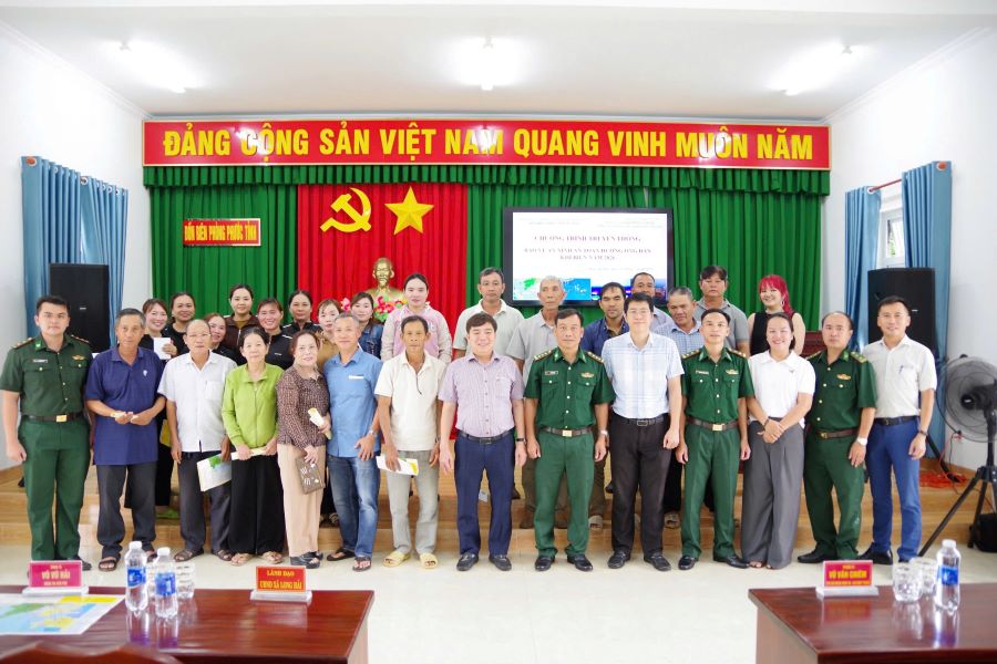 Các đại biểu tham dự hội nghị chụp hình lưu niệm với bà con ngư dân xã Long Hải, TP.HCM. Các đại biểu tham dự hội nghị chụp hình lưu niệm với bà con ngư dân xã Long Hải, TP.HCM.