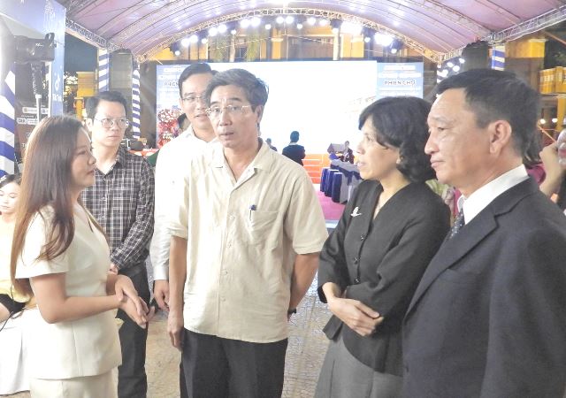 Các đại biểu tham quan các sản phẩm trưng bày tại Phiên chợ thương mại điện tử kết nối sản phẩm truyền thống vùng miền Đà Nẵng 2026. Các đại biểu tham quan các sản phẩm trưng bày tại Phiên chợ thương mại điện tử kết nối sản phẩm truyền thống vùng miền Đà Nẵng 2026.
