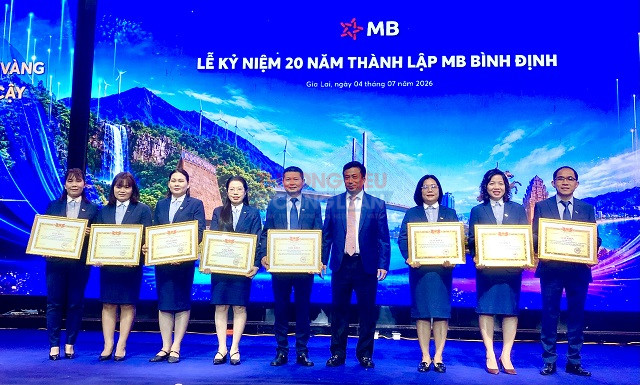 Ông Nguyễn Trà Dương (thứ 4 từ phải qua) trao Giấy khen cho các tập thể, cá nhân. Ảnh: Viết Hiền Ông Nguyễn Trà Dương (thứ 4 từ phải qua) trao Giấy khen cho các tập thể, cá nhân. Ảnh: Viết Hiền