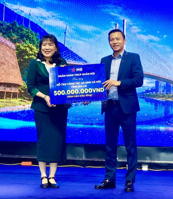Ông Phạm Như Ánh (bên phải) trao bảng tượng trưng 500 triệu đồng cho đại điện lãnh đạo Uỷ ban MTTQ Việt Nam tỉnh Gia Lai. Ảnh: VH Ông Phạm Như Ánh (bên phải) trao bảng tượng trưng 500 triệu đồng cho đại điện lãnh đạo Uỷ ban MTTQ Việt Nam tỉnh Gia Lai. Ảnh: VH