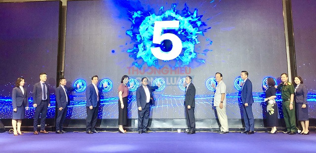 BTC và đại biểu quan khách thực hiện nghi thức nhấn nút điện tử chính thức kỷ niệm 20 năm thành lập Chi nhánh MB Bình Định. Ảnh: Viết Hiền BTC và đại biểu quan khách thực hiện nghi thức nhấn nút điện tử chính thức kỷ niệm 20 năm thành lập Chi nhánh MB Bình Định. Ảnh: Viết Hiền