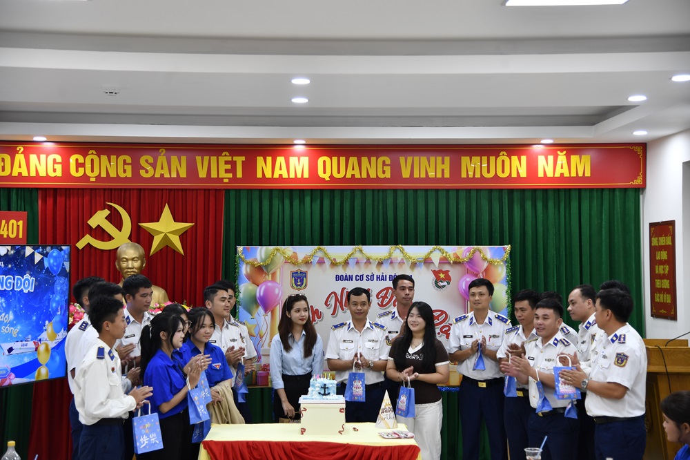 C&aacute;n bộ, chiến sĩ, Hải đội 401 v&agrave; Đo&agrave;n thanh ni&ecirc;n Trường THPT An Thới thổi nến ch&uacute;c mừng sinh nhật đồng đội.