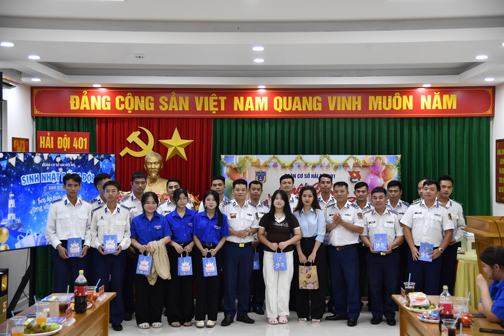 Hải đội 401 v&agrave; đơn vị kết nghĩa chụp ảnh lưu niệm